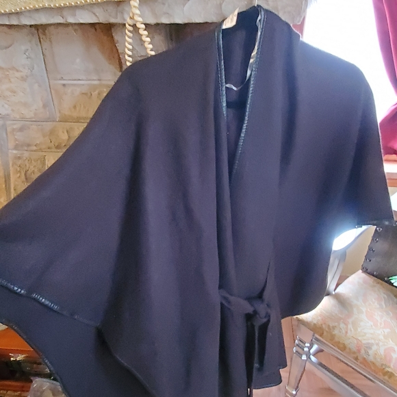 Black with faux leather trim belt poncho shawl 2xl or 3xl - Picture 3 of 10
